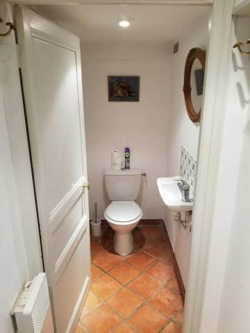 une salle de bain avec des toilettes blanches et un lavabo dans l'établissement Maison de Charme à Wissant, à Wissant