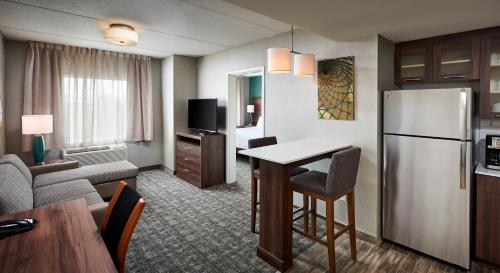 Cuisine ou kitchenette dans l'établissement Staybridge Suites Niagara-On-The-Lake by IHG