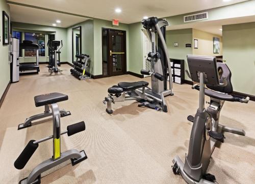 Фитнес-центр и/или тренажеры в Staybridge Suites Tulsa-Woodland Hills by IHG