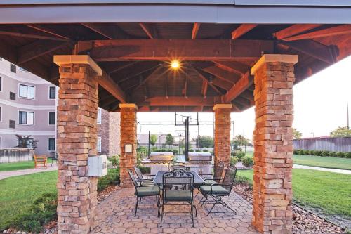 Сад в Staybridge Suites Tulsa-Woodland Hills by IHG