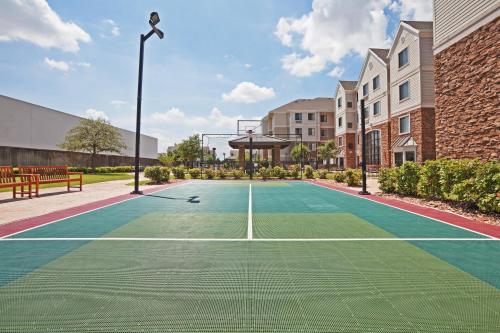 Теннис и/или сквош на территории Staybridge Suites Tulsa-Woodland Hills by IHG или поблизости