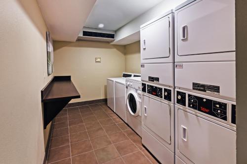 Кухня или мини-кухня в Staybridge Suites Tulsa-Woodland Hills by IHG
