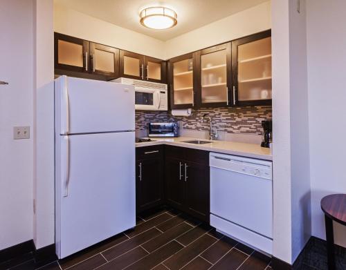 Кухня или мини-кухня в Staybridge Suites Tulsa-Woodland Hills by IHG
