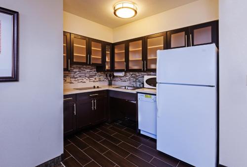 Кухня или мини-кухня в Staybridge Suites Tulsa-Woodland Hills by IHG
