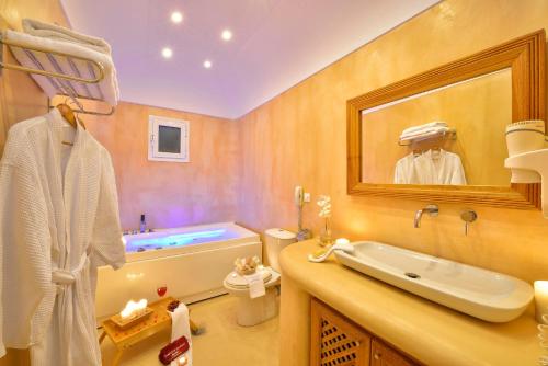 Koupelna v ubytování Tamarix Del Mar Suites