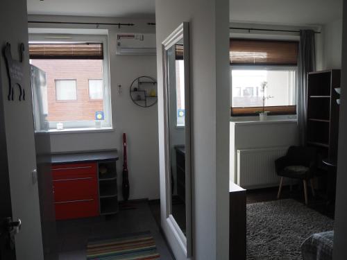 ピワにあるSzybowników 1のドア、窓2つ、デスクが備わる客室です。