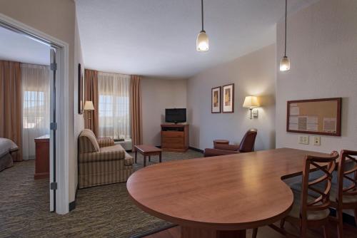 TV a/nebo společenská místnost v ubytování Candlewood Suites Austin North-Cedar Park by IHG
