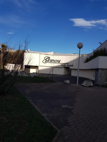 un edificio con un cartel en el costado en Studio Naturiste "SUNSHINE" Héliopolis FG 14 en Cap d'Agde