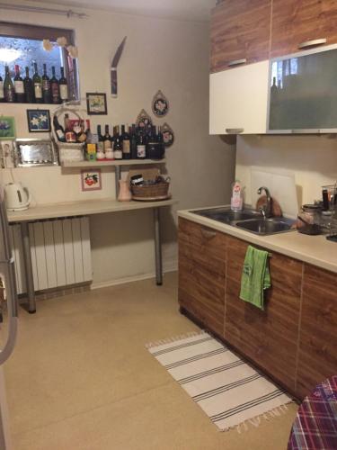 een keuken met een wastafel en een aanrecht bij Къща за гости Спасителна in Brezhani
