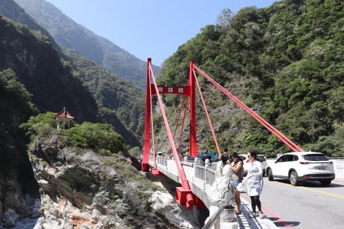 a red bridge on the side of a mountain at Yu Shou Hao Hsien Guesthouse in Fushi