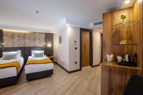 Кровать или кровати в номере Kayhan City Hotel