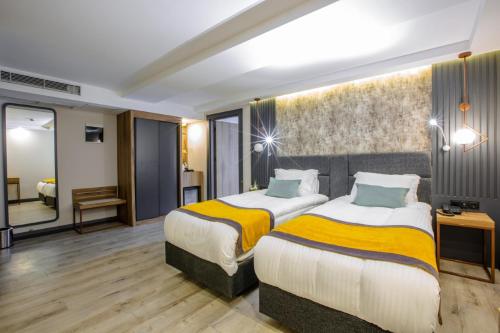 Кровать или кровати в номере Kayhan City Hotel