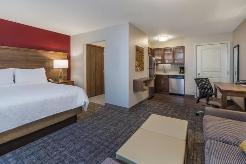 Postel nebo postele na pokoji v ubytování Staybridge Suites Anchorage by IHG