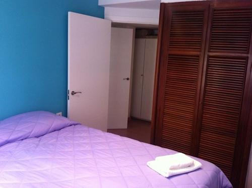 a bedroom with a bed with two towels on it at Corazón de Nervión, excelente ubicación, opcion PARKING in Seville