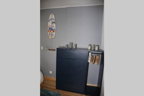 una nevera azul en una habitación con pared en Sintra Nomad Lodge en Sintra