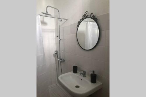 un baño con lavabo y espejo en Sintra Nomad Lodge, en Sintra