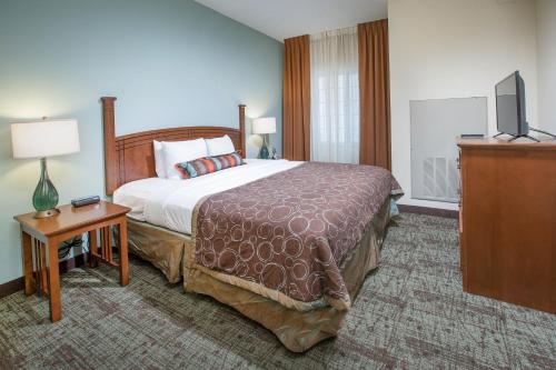 Giường trong phòng chung tại Staybridge Suites Augusta, an IHG Hotel