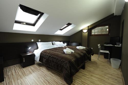 Una cama o camas en una habitación de Hotel Theatre