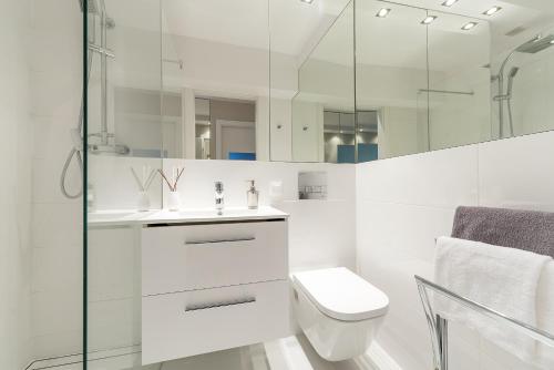 Kúpeľňa v ubytovaní Chmielna 73 P&O Serviced Apartments