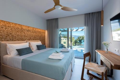 Posteľ alebo postele v izbe v ubytovaní Villa Costele with Private Sandy Beach