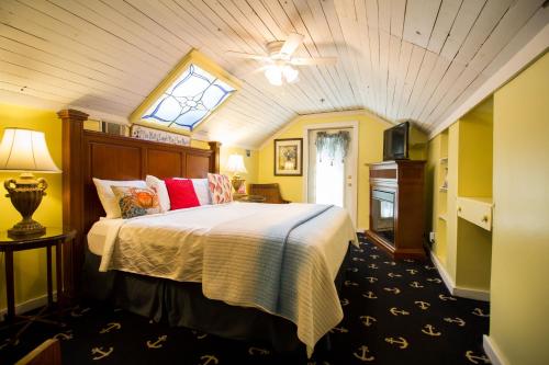 a bedroom with a bed and a skylight at Tybee Island Inn Bed & Breakfast in Tybee Island