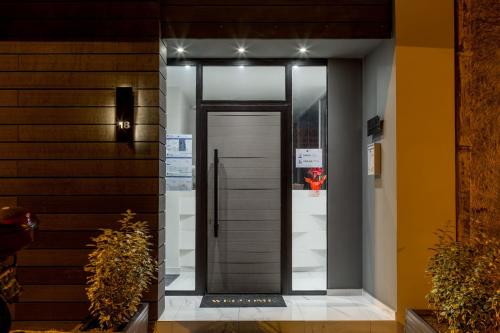 un corridoio con una porta in una casa di Supreme Luxury Suites by Athens Stay ad Atene