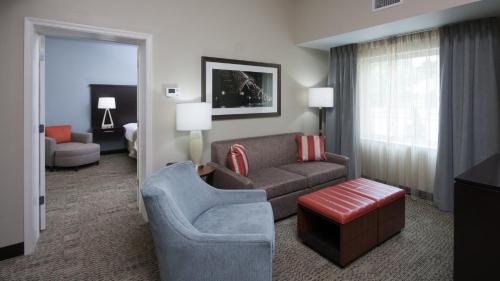 Zona d'estar a Staybridge Suites Buffalo-Amherst, an IHG Hotel