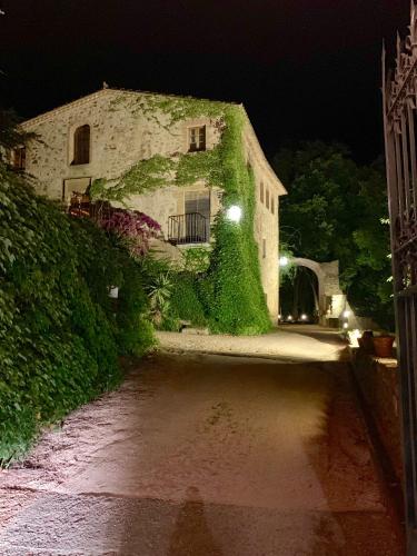 a building with ivy growing on it at night at Mas Vilosa Bed and Breakfast in Corsá