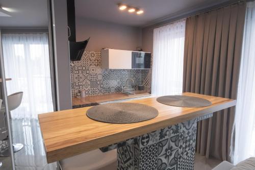 a kitchen with a counter with two mats on it at Apartament Panorama in Nowy Targ