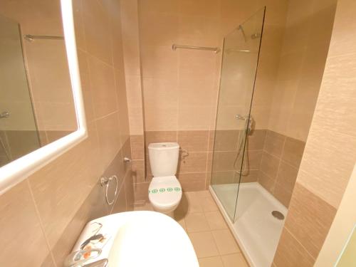 ロザスにあるAgi Josep Sabaterのバスルーム(トイレ、シャワー、シンク付)