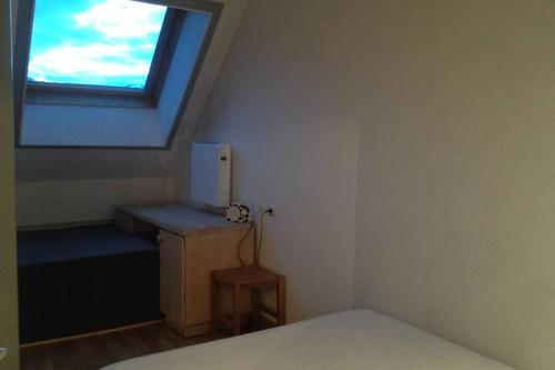 a small room with a bed and a window at Appartement Chamonix - Vue Mont Blanc in Chamonix
