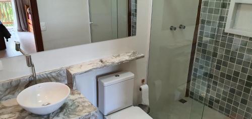 une salle de bain avec toilettes, lavabo et miroir dans l'établissement Siriúba Reserve, à Ilhabela