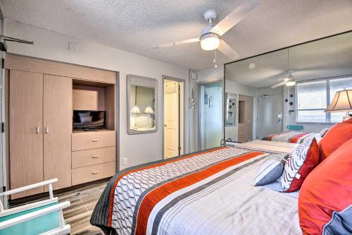 מיטה או מיטות בחדר ב-Oceanfront Resort-Style Getaway - Walk to Beach!