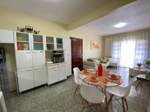 uma cozinha e sala de jantar com mesa e cadeiras em Apto lindo em Alter do chão em Alter do Chão
