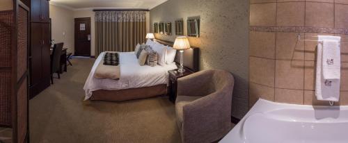 a hotel room with a bed and a bathroom at Villa Bali Luxury Guesthouse in Bloemfontein