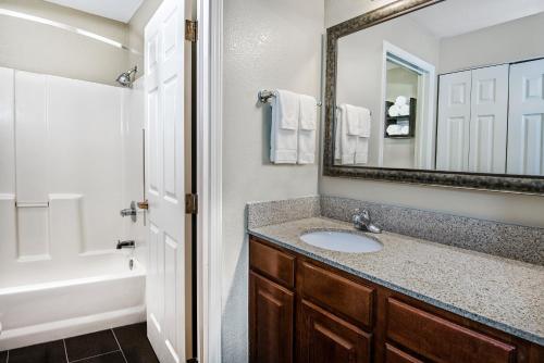 La salle de bains est pourvue d'un lavabo et d'un miroir. dans l'établissement Staybridge Suites Austin Round Rock, an IHG Hotel, à Round Rock