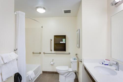 Candlewood Suites College Station, an IHG Hotel tesisinde bir banyo