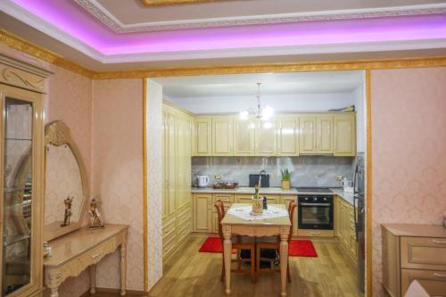 Virtuve vai virtuves zona naktsmītnē Luxurious Apartment Lake View Pogradec