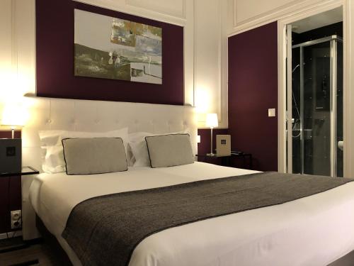 Postel nebo postele na pokoji v ubytování Hotel Dauphin