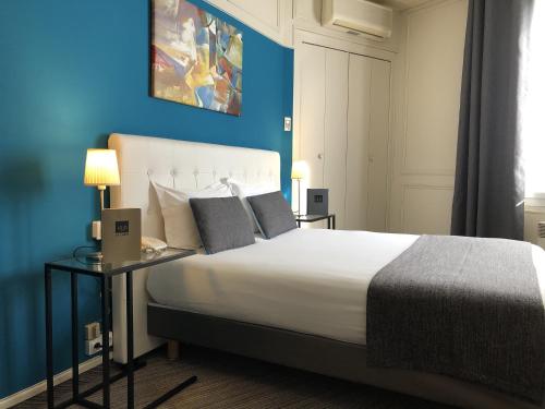 Ένα ή περισσότερα κρεβάτια σε δωμάτιο στο Hotel Dauphin