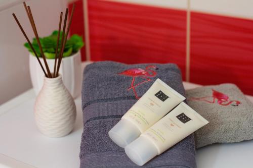 a couple of towels and a vase on a table at Apartament Tiffany in Gdańsk