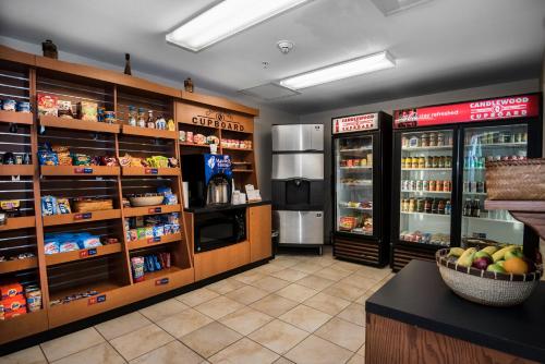 un pasillo de una tienda de comestibles con un mostrador y comida en Candlewood Suites Conway, an IHG Hotel, en Conway