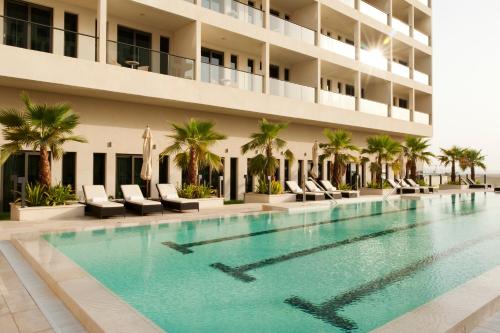 
المسبح في فندق ستيبريدج سويتس جزيرة ياس أبو ظبي أو بالجوار
