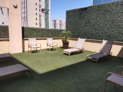 un gruppo di sedie sedute su un balcone di Hotel Villa Florida Puebla a Puebla