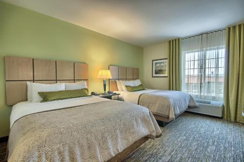 Un pat sau paturi într-o cameră la Candlewood Suites Columbus - Grove City, an IHG Hotel