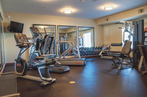 Фитнес-центр и/или тренажеры в Candlewood Suites Denver North - Thornton by IHG