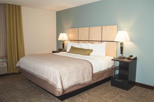 Кровать или кровати в номере Candlewood Suites Denver North - Thornton by IHG