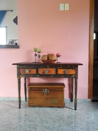 una mesa de madera con un bol encima en Chale da Lu, en Serra Grande