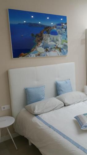 a bed in a room with a picture on the wall at Ria de Vigo hasta 8 huespedes in Vigo