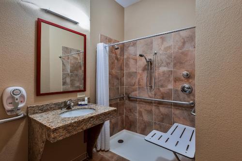 Bilik mandi di Candlewood Suites Decatur Medical Center by IHG